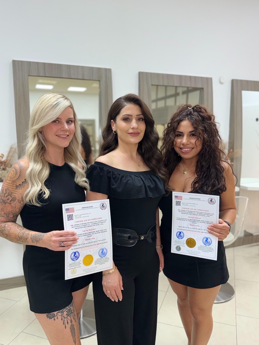Absolventinnen einer Hairdressing-Schulung bei Oufa Hairstyling mit ihrem American Board Zertifikat
