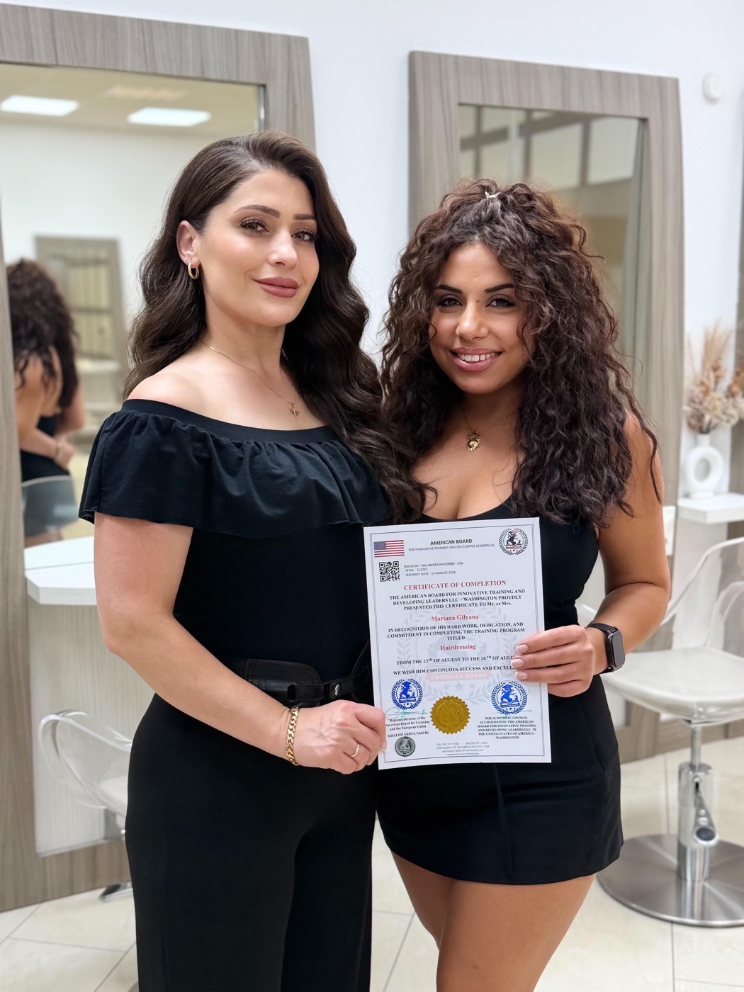 Teilnehmerin einer Friseur-Schulung präsentiert ihr Certificate of Completion