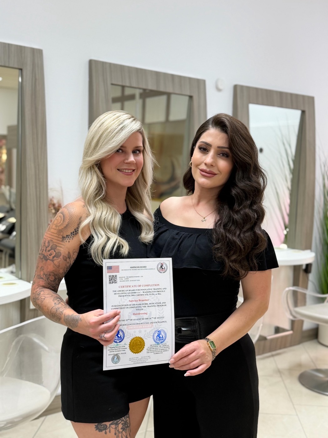 Zertifizierte Absolventin der Hairdressing-Schulung bei Oufa Hairstyling in Saarbrücken